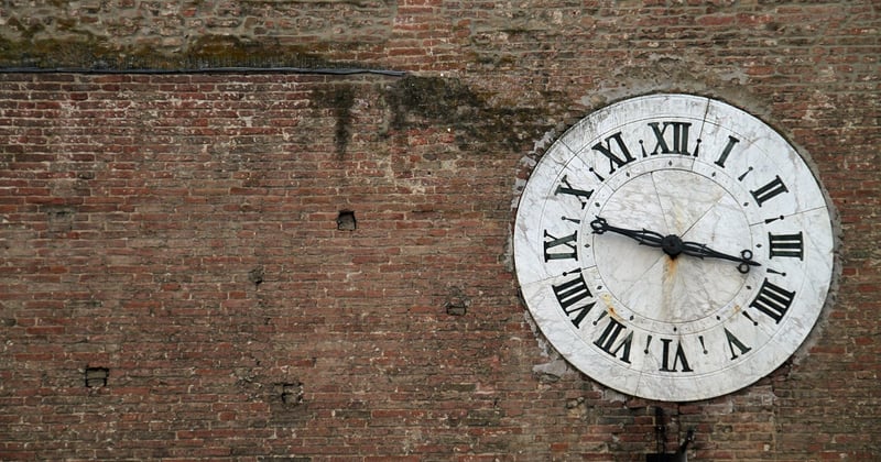 Horloge murale salon : 5 modèles qui transforment votre déco