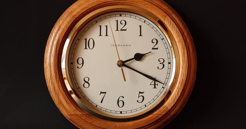 Horloge murale année 50 : le charme rétro qui transforme votre déco