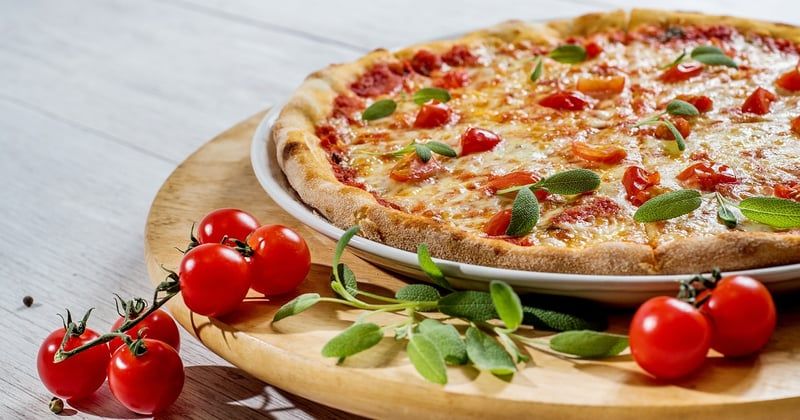 Pizza surgelée au micro onde : le guide pour un résultat croustillant