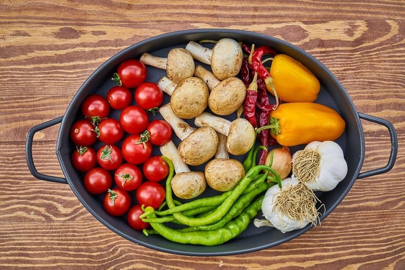 Cocotte Staub ou Le Creuset : laquelle choisir en 2026 pour des plats savoureux ?