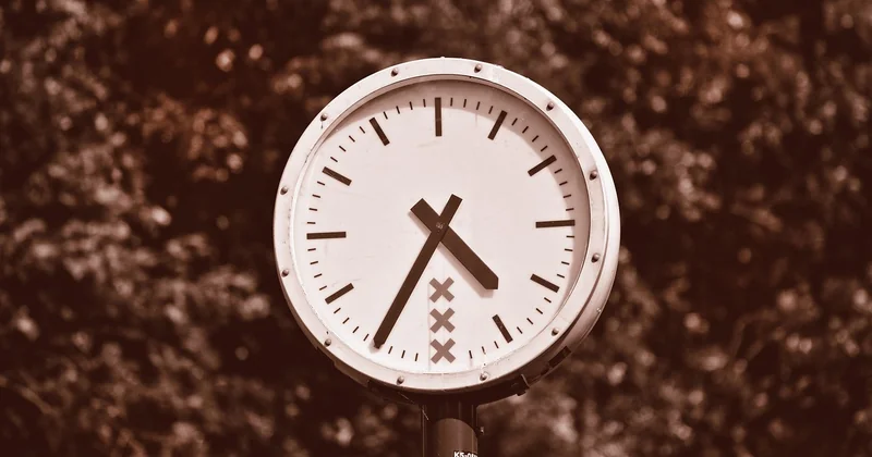Horloge silencieuse ou tic-tac : le détail qui gâche un salon