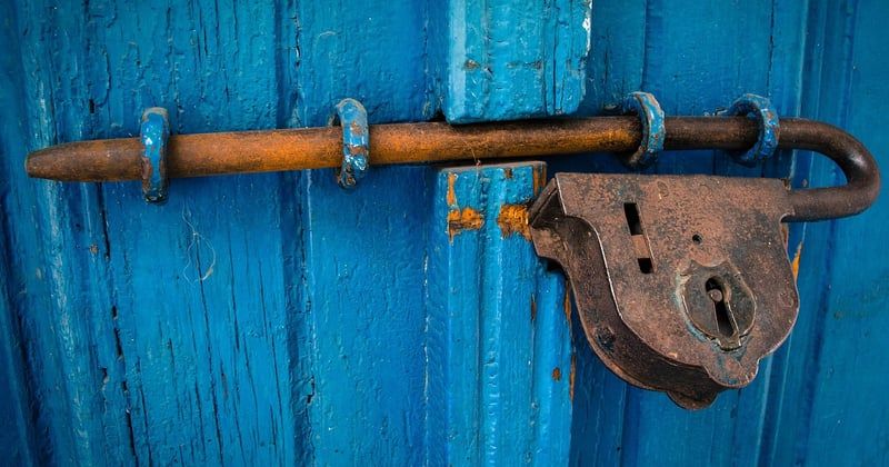 Verrou de porte qui tourne dans le vide : 5 solutions rapides pour le réparer