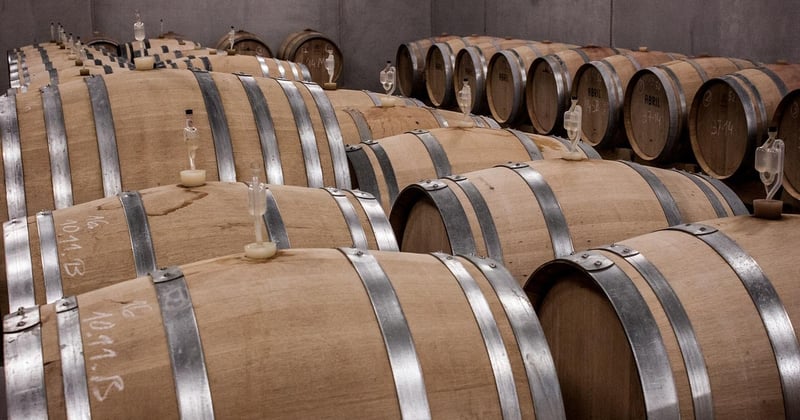 Prix cave à vin sur mesure sous escalier : le guide malin pour un rangement qui a du style