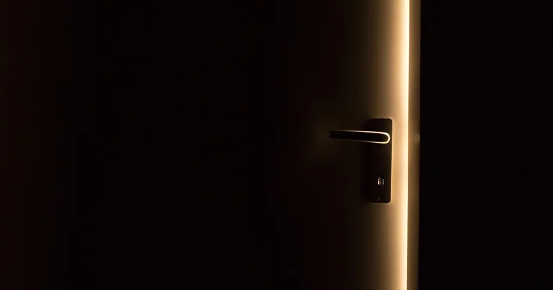 Caillou devant la porte : que dit vraiment la police ?